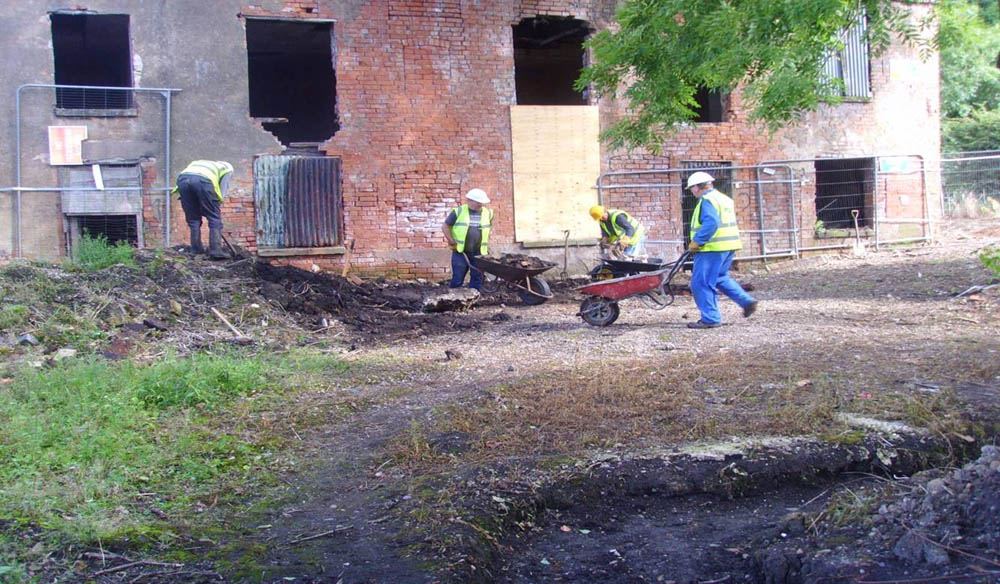 Canal Side Cottages: volunteers at work at the front of the cottages